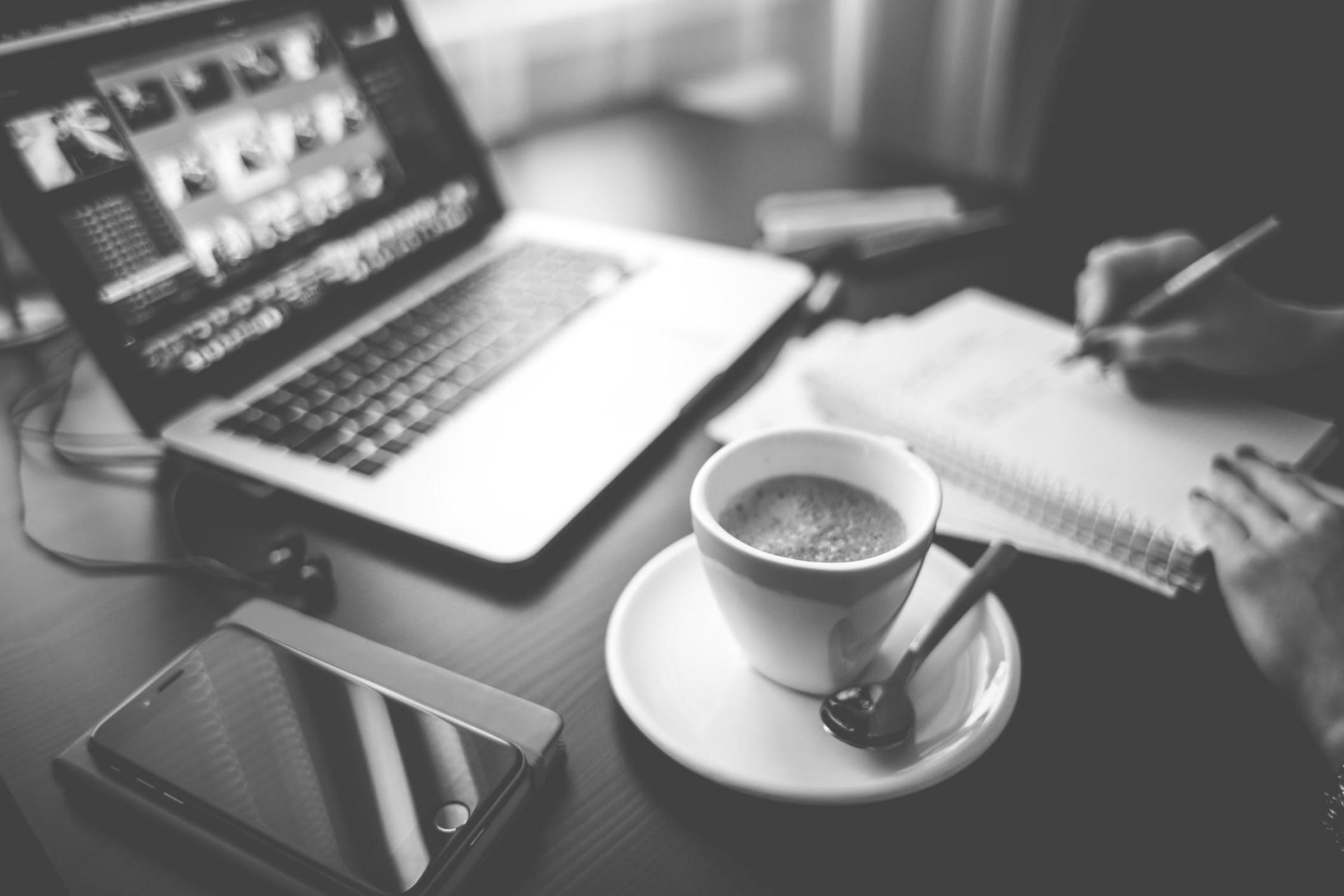 Participant travaillant sur un exercice d'analyse financière